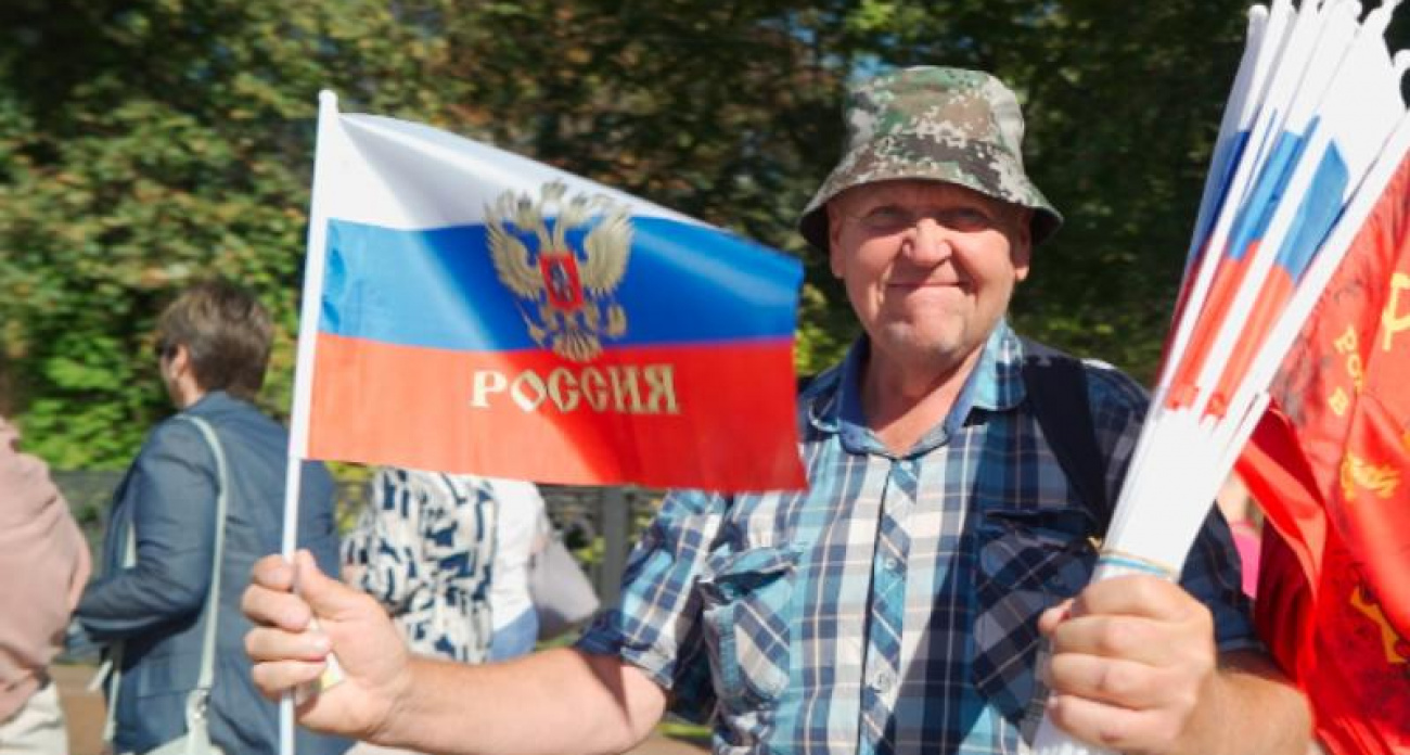 Воронежские власти потратят 1,5 млн рублей на флаги с люверсами и армированными нитками ко Дню города
