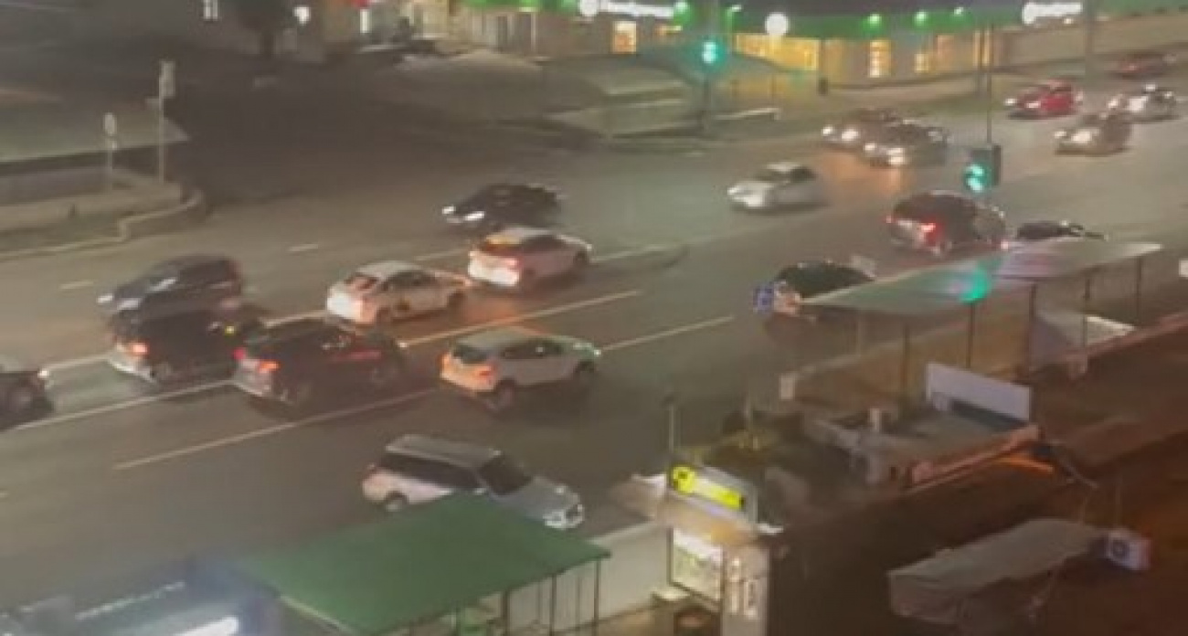 Водители игнорируют запрет поворотов на Димитрова в Воронеже: жители ЖК "Каскад" требуют камеры