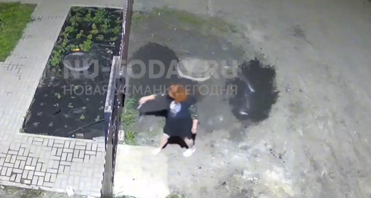 Соседка давила цветы машиной и засыпала камнями: война за клумбу в Воронеже попала на видео