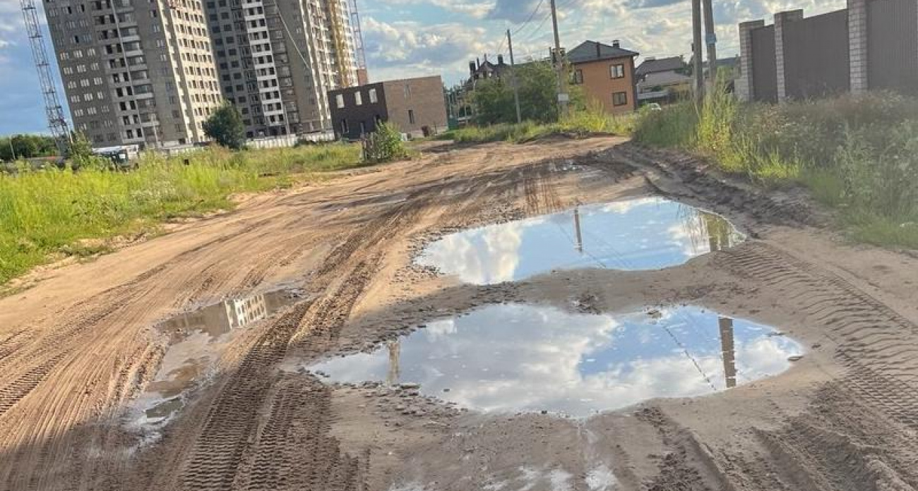 "Пройти к дому невозможно": улица Сушкова в селе Подгорное превратилась в грязное месиво из-за большегрузов