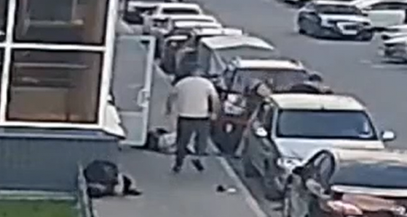 Пятеро мужчин устроили жестокую драку 3 на 2 во дворе ЖК в Воронеже