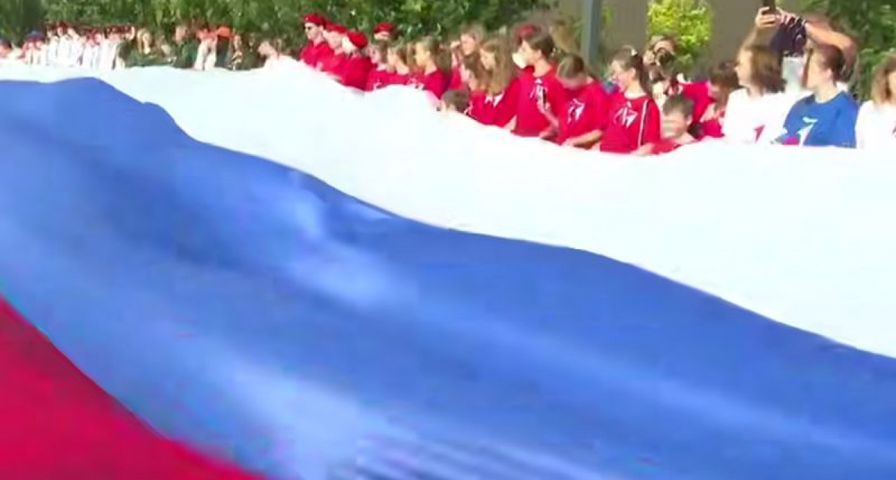 100-метровый триколор развернули юнармейцы и волонтеры на Придаченской дамбе в присутствии губернатора