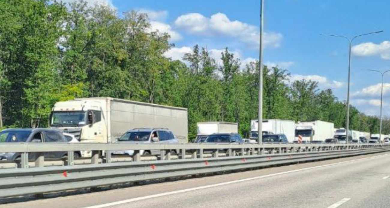 Колоссальная пробка 14,8 км парализовала трассу М4 "Дон" под Воронежем из-за аварии