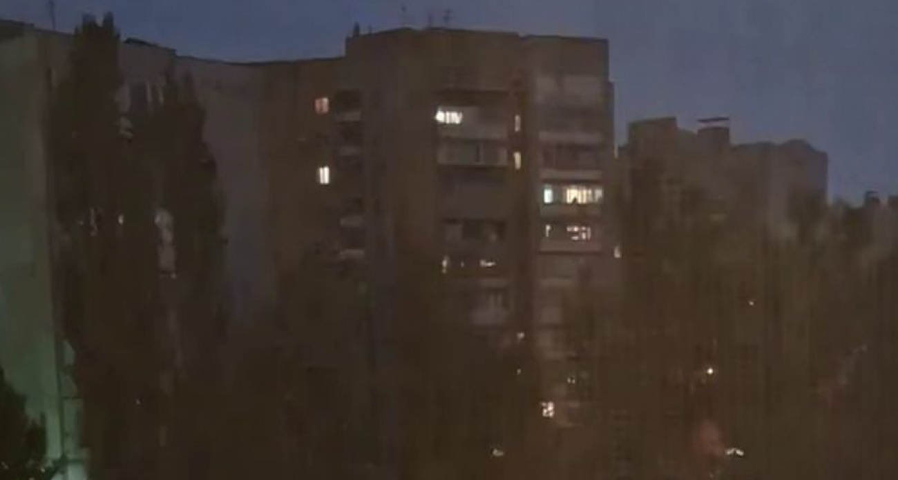 Гроза с ливнем обрушилась на Воронеж: сработала сигнализация у машин, люди бежали домой