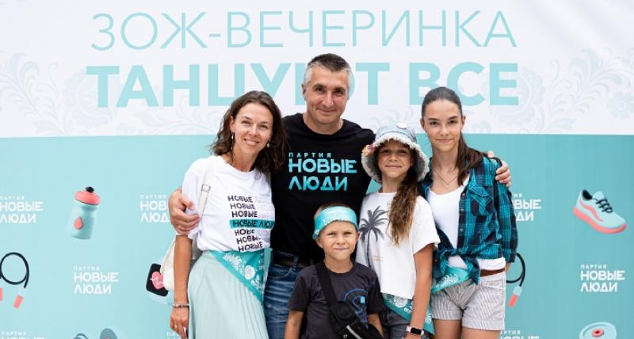 Сотни воронежцев всех возрастов устроили танцевальный флешмоб в парке "Орлёнок"