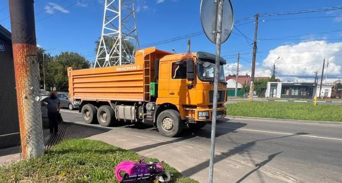 КамАЗ сбил двухлетнюю девочку на велосипеде на пешеходном переходе в Воронеже