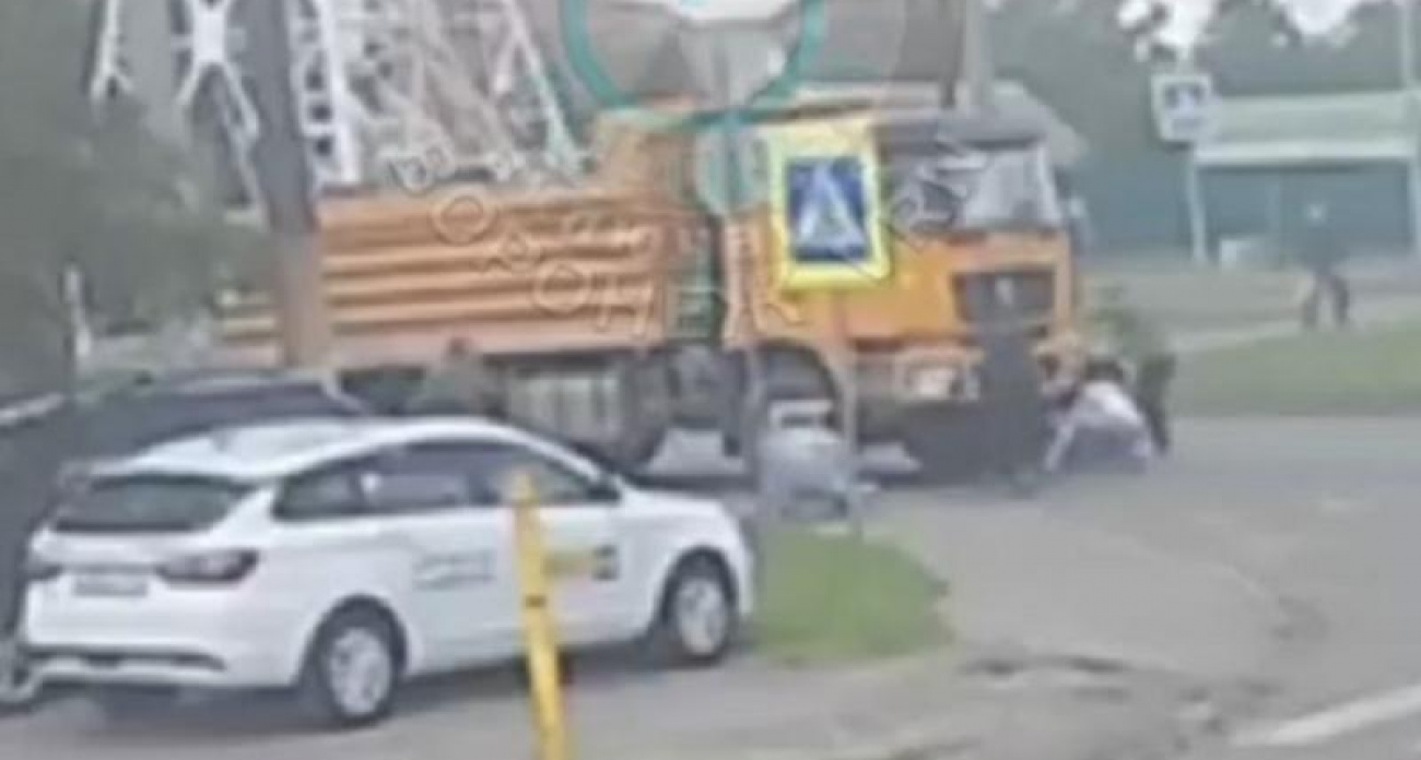КамАЗ наехал на 2-летнюю девочку на велосипеде и её маму на пешеходном переходе в Воронеже
