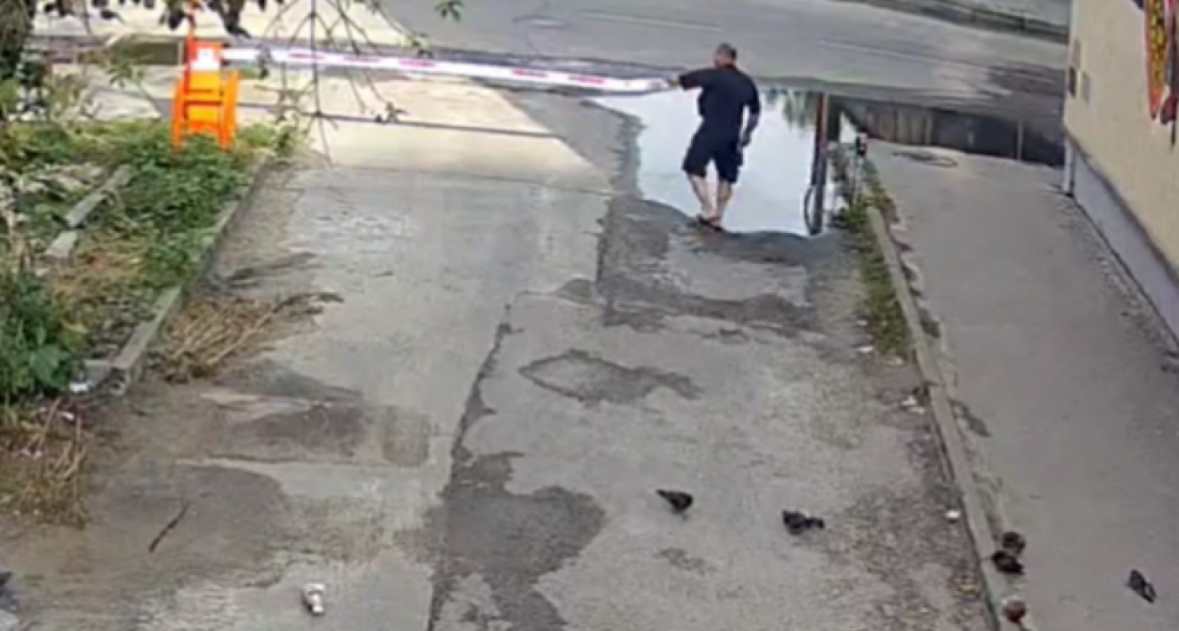 Воронежец сломал шлагбаум, не захотев обходить лужу на улице Куцыгина