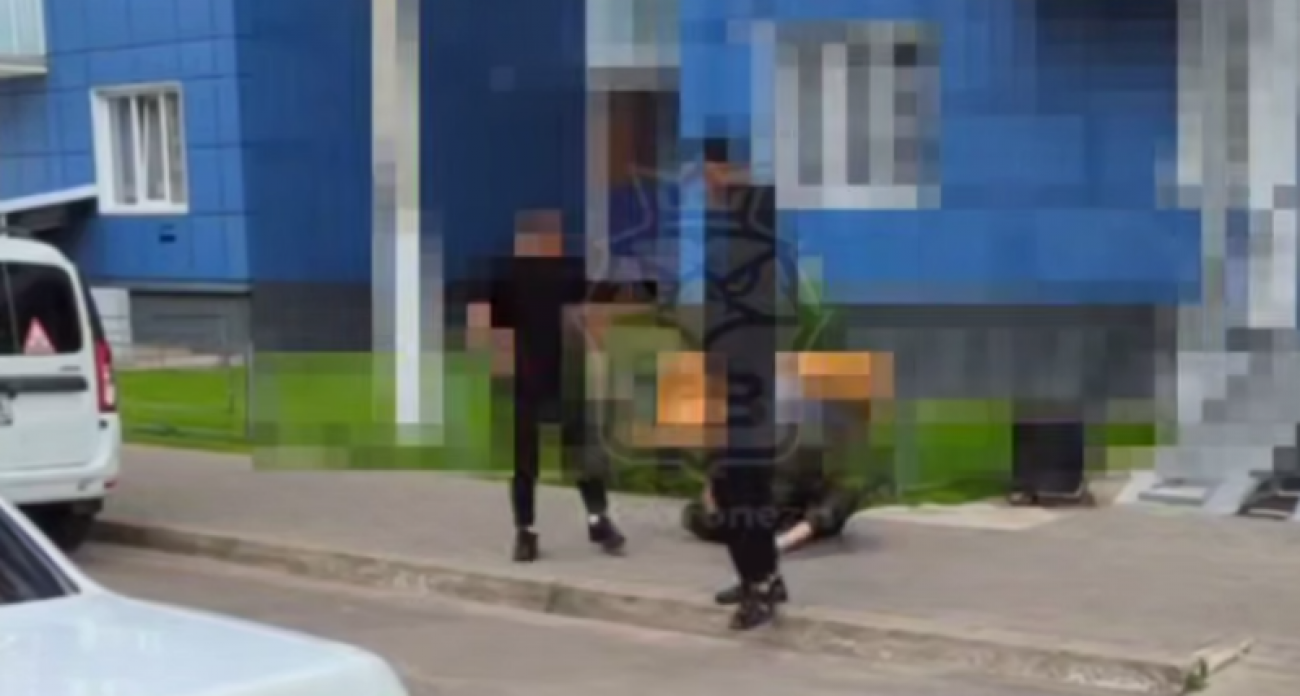 Дебошира жестоко избили на улице 45 Стрелковой дивизии после погрома в подъезде