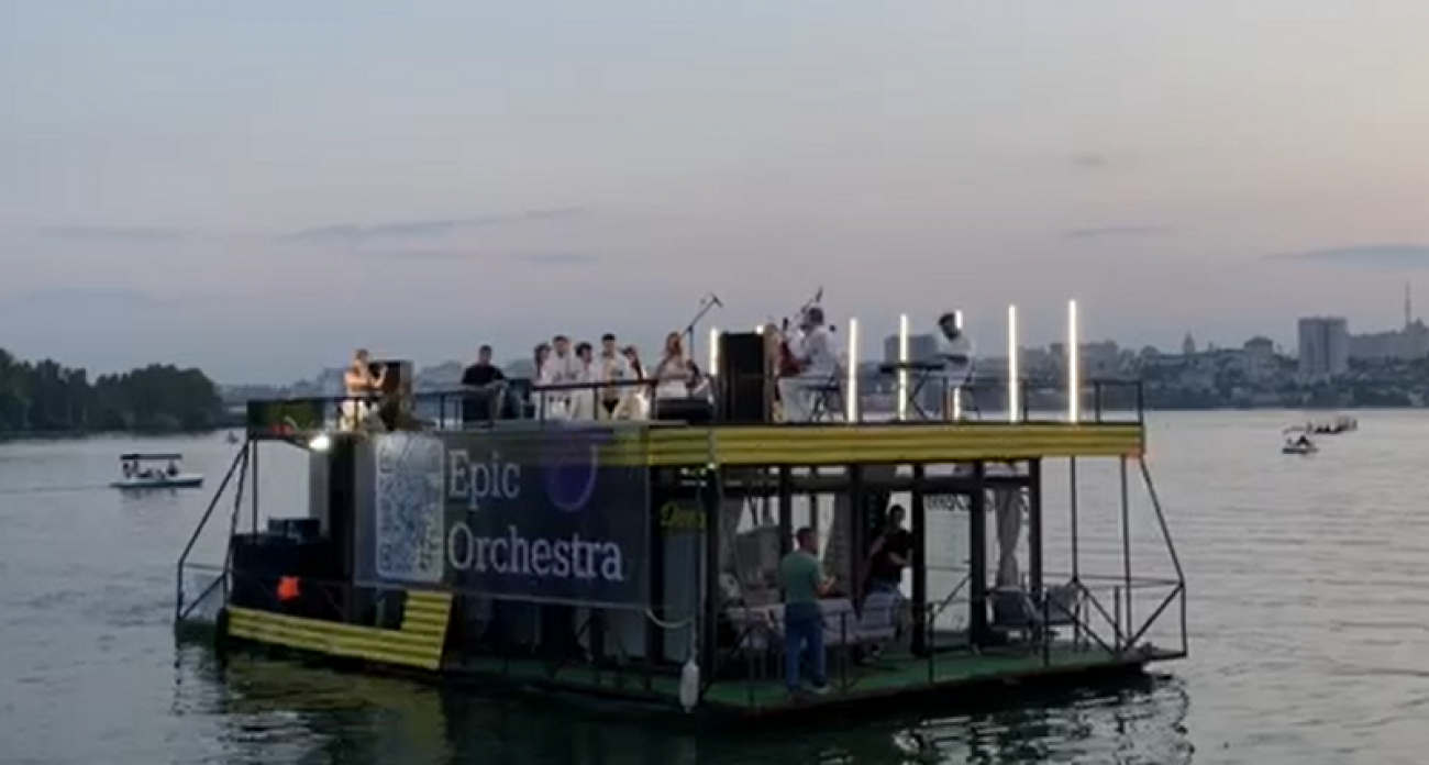 Epic Orchestra на барже устроили симфонический перформанс на воронежском водохранилище, чтобы "поднять с колен музыкальную культуру"