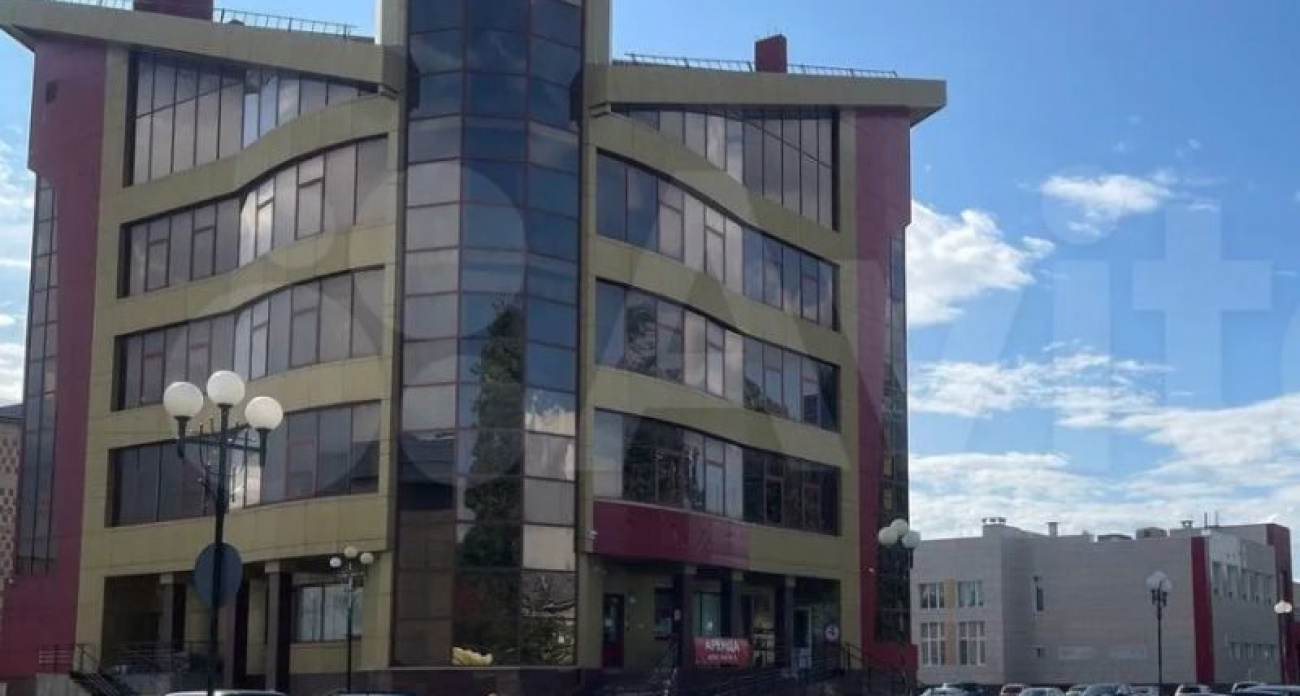 Пятиэтажный ТЦ с парковкой на 30 мест продают за 250 млн в райцентре Воронежской области