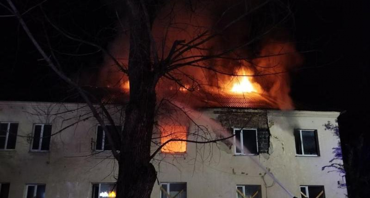 Пламя уничтожило кровлю двухэтажки в Воронеже: 20 пожарных тушили заброшенный дом час