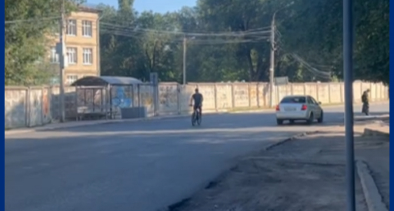 На улице Моисеева в Воронеже одни пассажиры ждут автобус в павильоне, а другие — под открытым небом