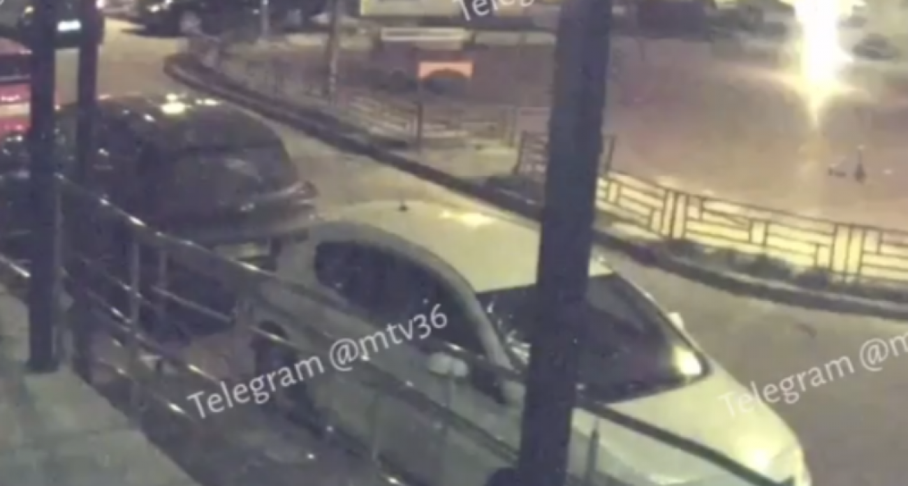 Двое неизвестных запустили салют на детской площадке в Воронеже и скрылись за 30 секунд