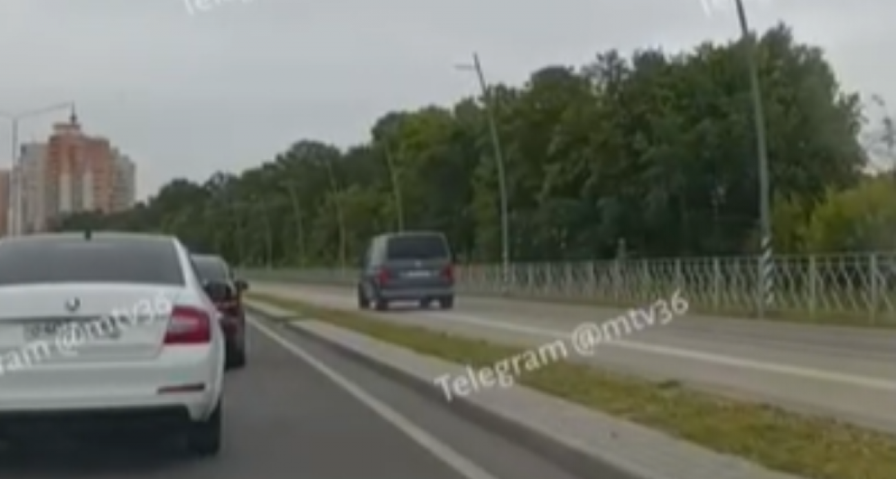 Воронежский водитель поехал по тротуару с велодорожкой, спасаясь от пробок на Крынина