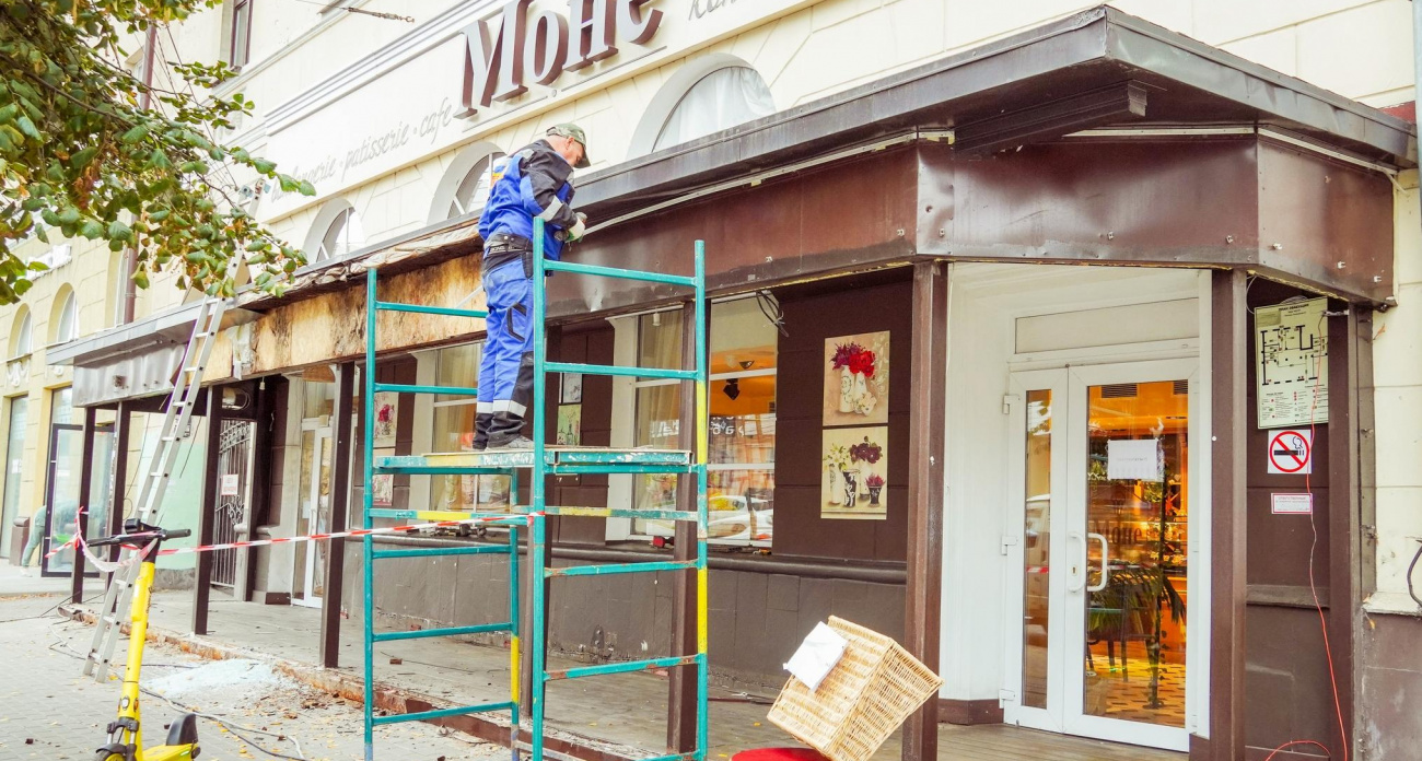 В Воронеже снесли веранду кафе "Моне" за 20-летнее нарушение норм благоустройства