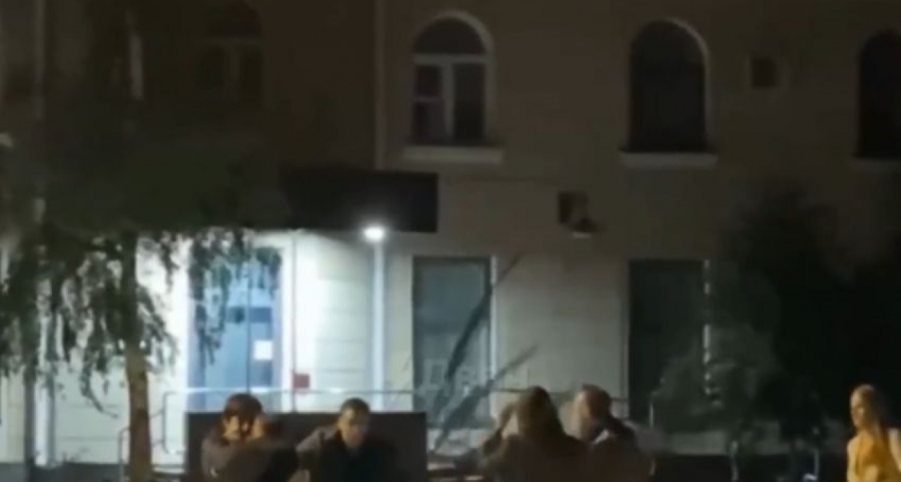Мужчина с ножом едва не зарезал двух незнакомцев у ресторана "Бархат" в Воронеже — дело в суде