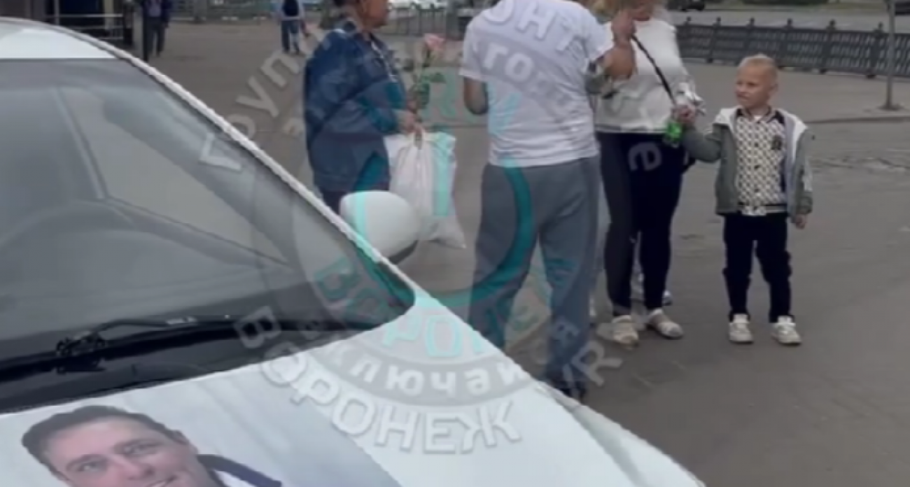 Воронежец раздавал белые розы незнакомкам в день рождения умершего Шатунова
