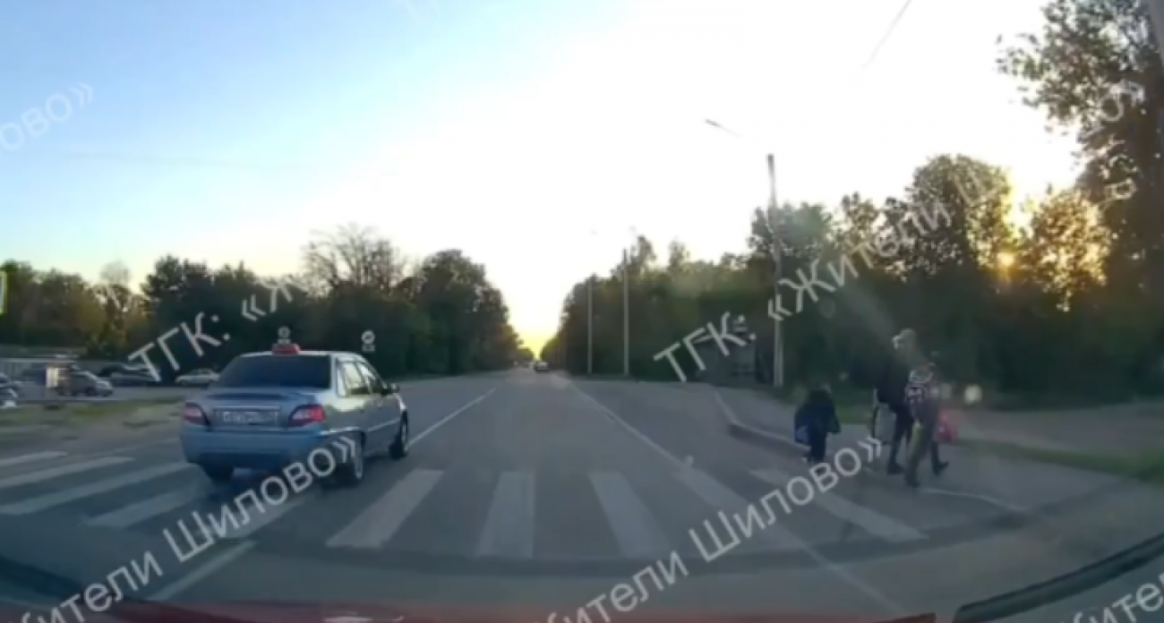 Водитель Daewoo обогнал машину прямо на пешеходном переходе с людьми в Воронеже