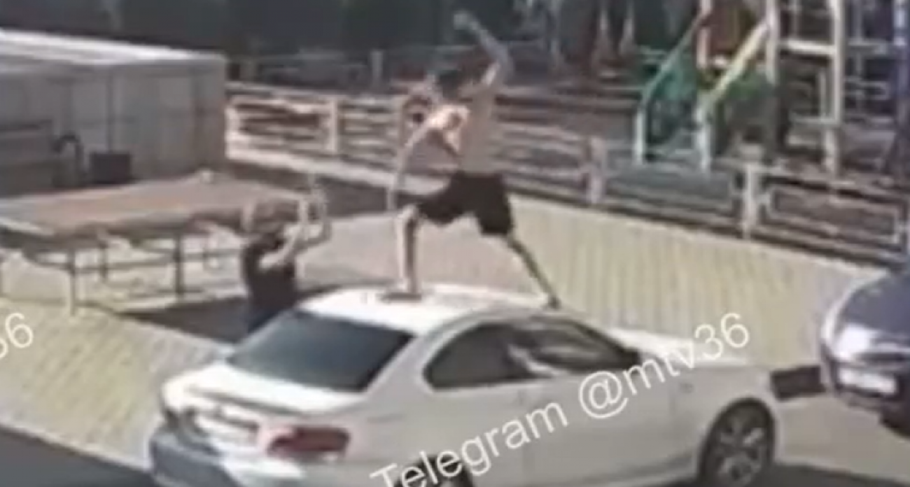 Голый "Тарзан" запрыгнул на крышу машины с водителем внутри в воронежском ЖК "Ультра"