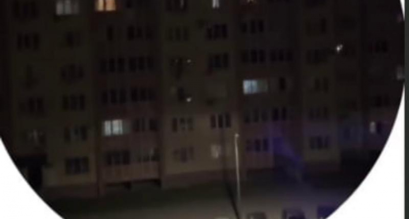 Неизвестный мужчина устроил ночной крик под окнами ЖК "Лазурный" — видео взорвало соцсети
