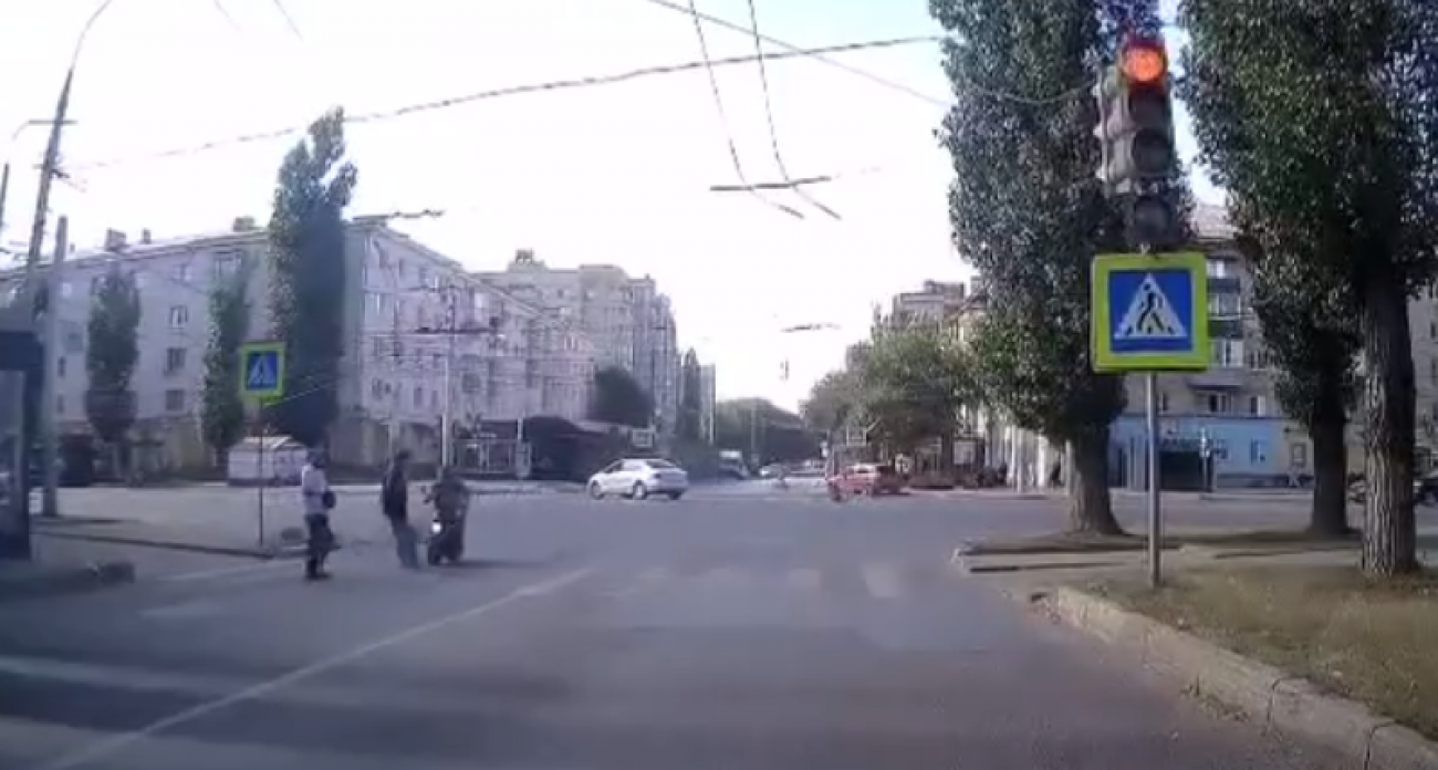 Мужчина на электромопеде проехал на красный и сбил девушку на "зебре" в Воронеже