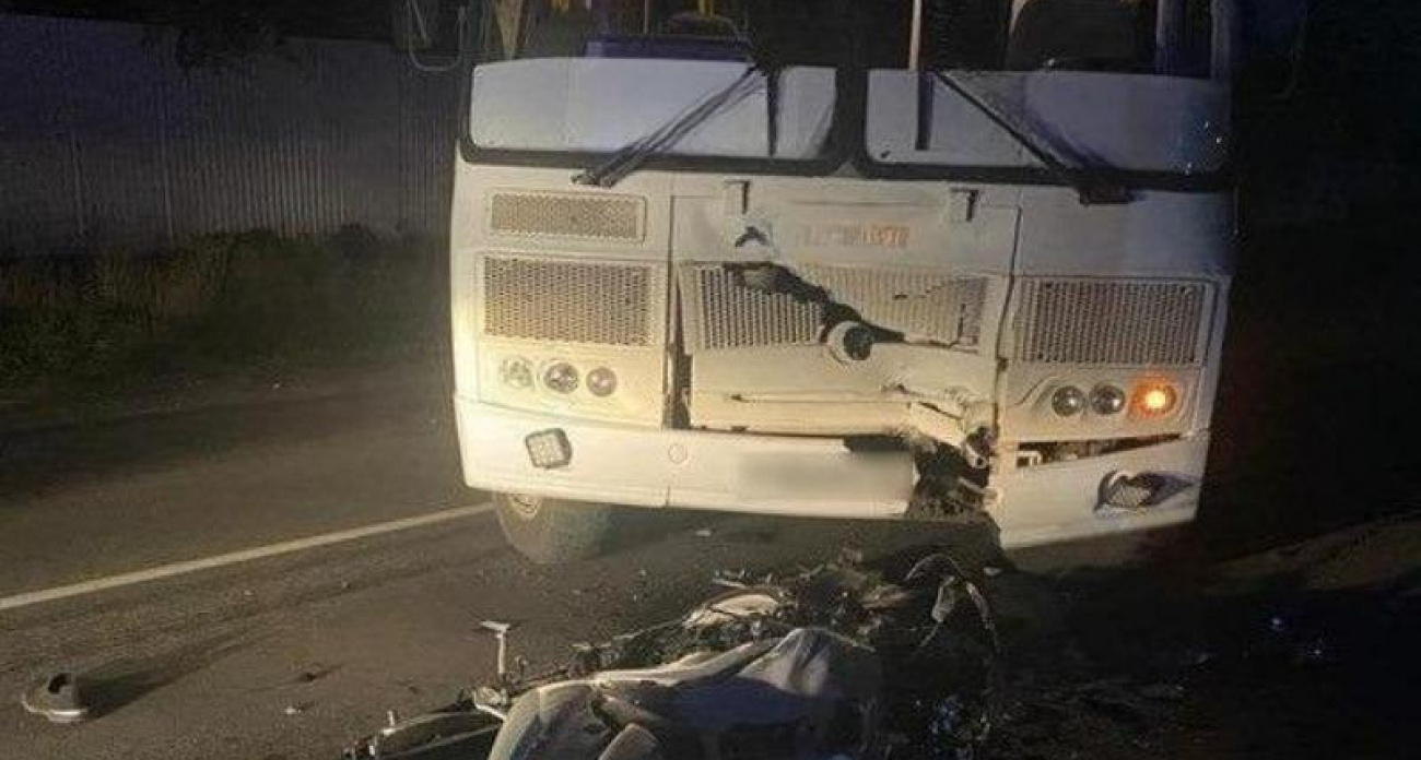 30-летний мотоциклист погиб при развороте автобуса в селе Покровка Воронежской области