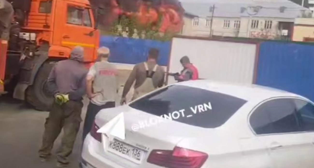 Склад стройматериалов в Воронеже сгорел за минуты: видео стены черного дыма над городом