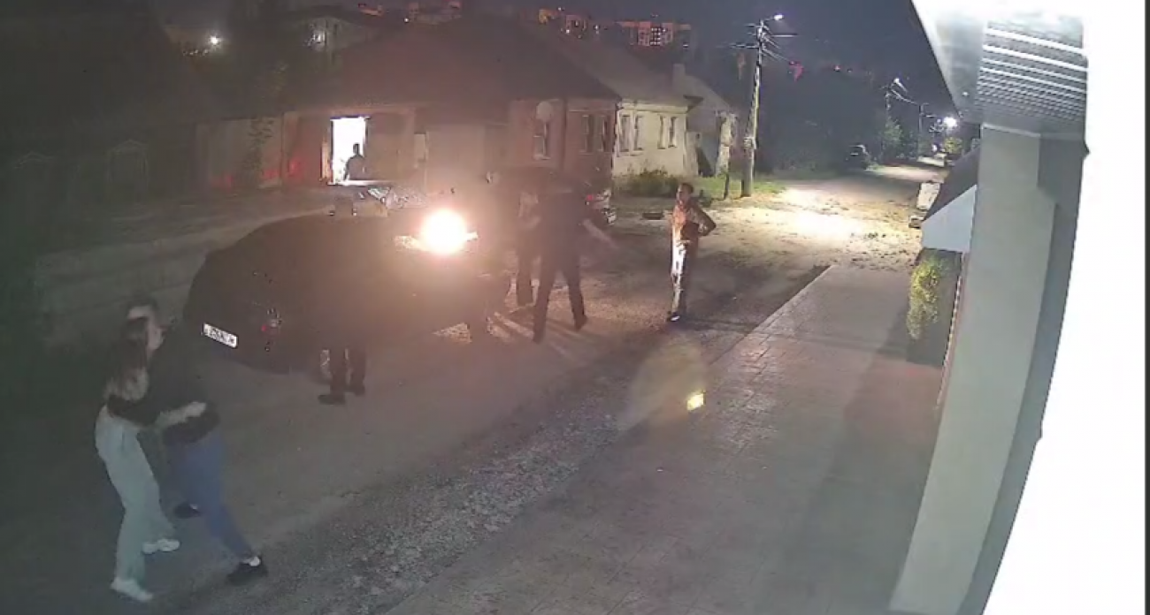 Пьяные гости соседа на Владимира Невского облили заборы химикатами и терроризируют весь дом