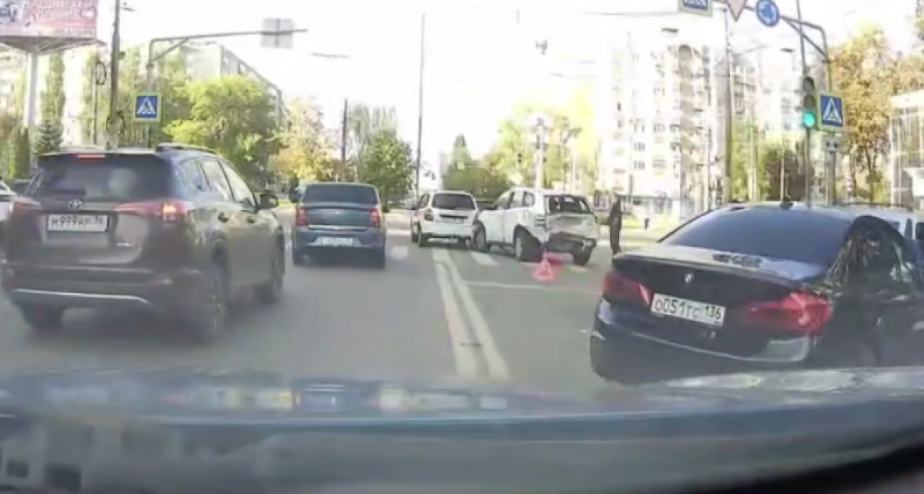 Четыре легковушки столкнулись у одного перехода: полукилометровый затор парализовал Северный