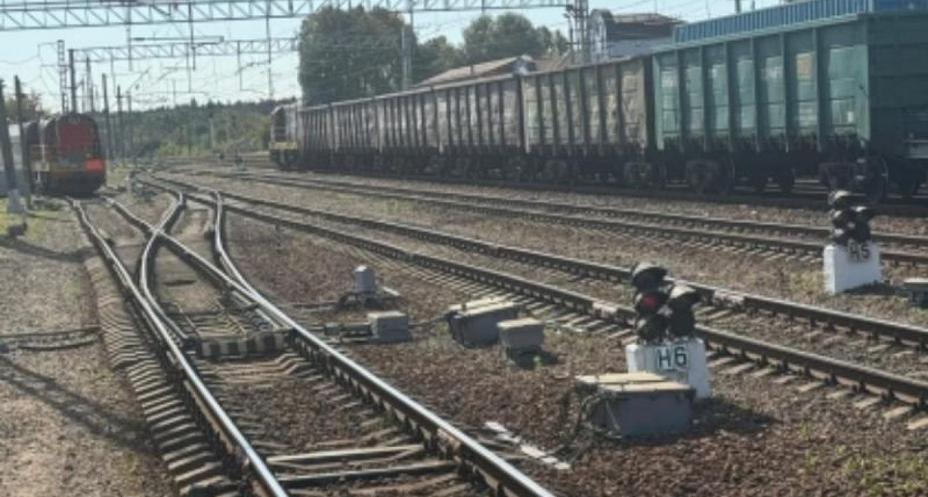 Поезд самопроизвольно тронулся и сошел с рельсов: ущерб превысил миллион рублей