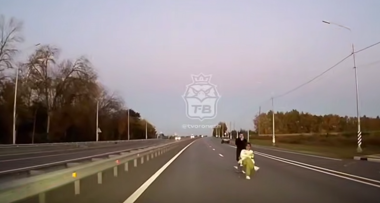 Двое устроили опасные развлечения на проезжей части у Хохола, создав аварийную ситуацию
