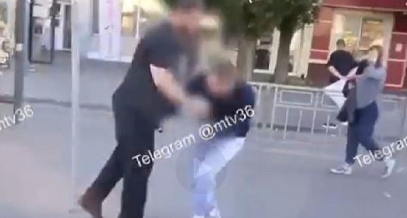 Водитель маршрутки №16 в Воронеже бросил пассажиру 30 рублей и устроил драку на улице