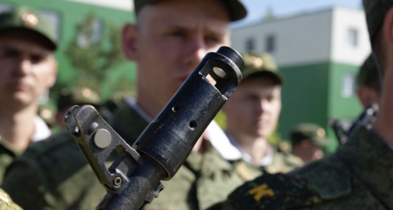 Обвиняемый в хищении 2,5 млн рублей экс-глава медцентра катастроф ушел на СВО и избежал суда