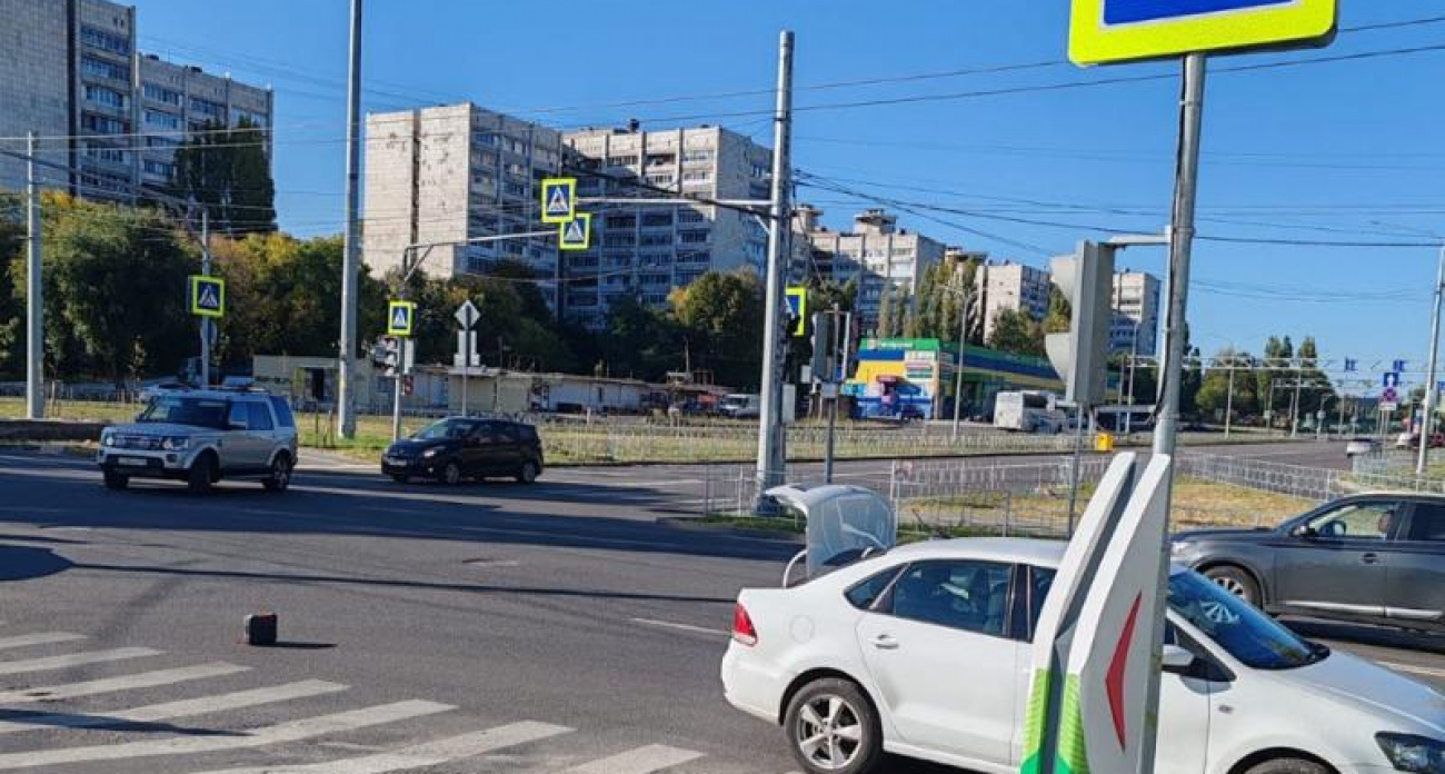 Водитель Volkswagen сбил 12-летнего велосипедиста, проехавшего на красный свет в Воронеже