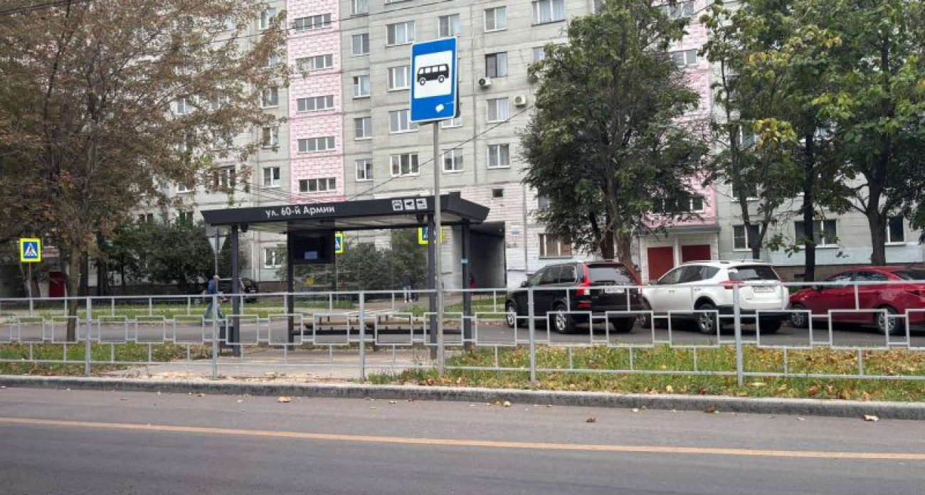 Остановка "60-й Армии" в Воронеже заблокирована высоким забором: пассажирам придется перелезать к автобусу