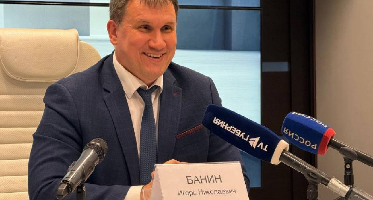 Банин назвал слухи о своей отставке "вбросами" на 45-минутной пресс-конференции