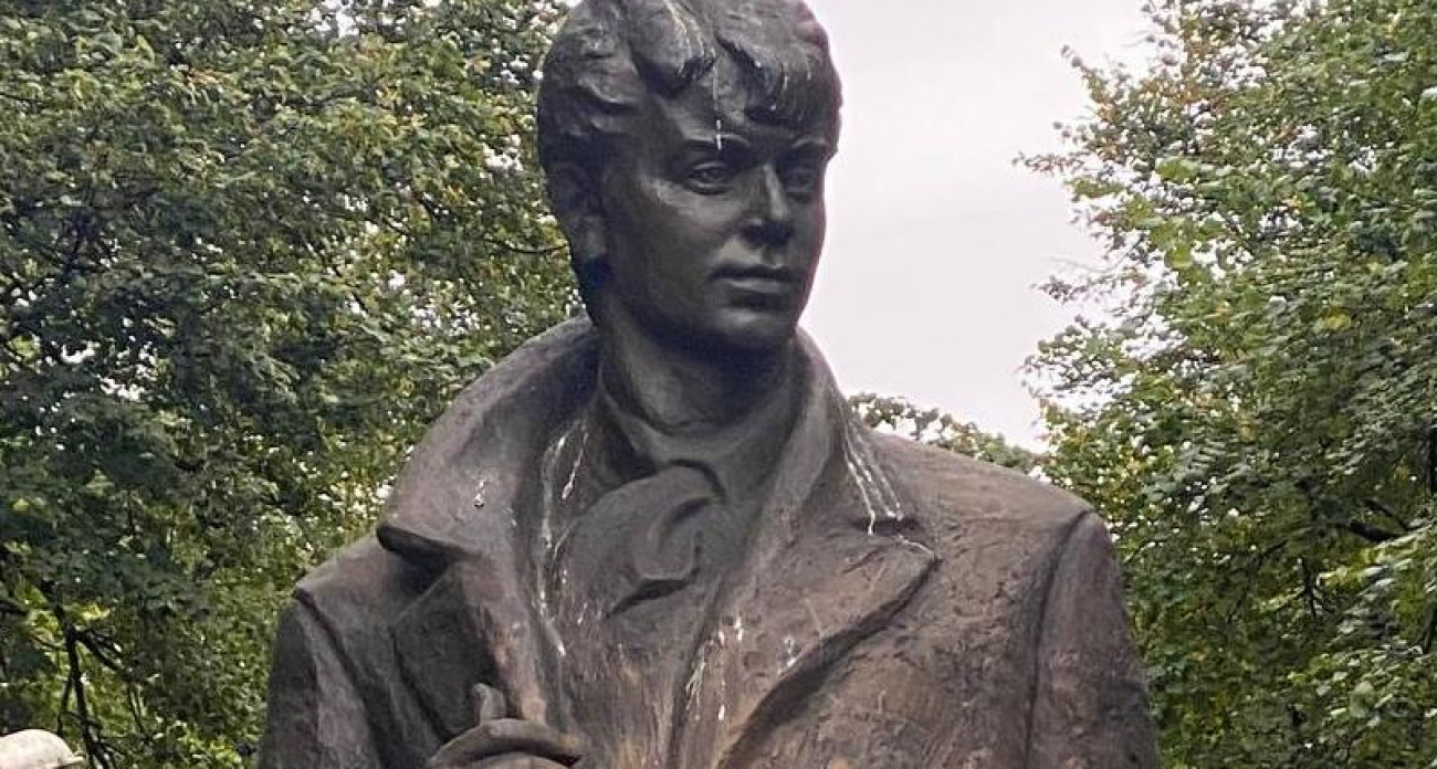 Птицы и пьяницы захватили памятник Есенину в центре Воронежа перед днем рождения поэта