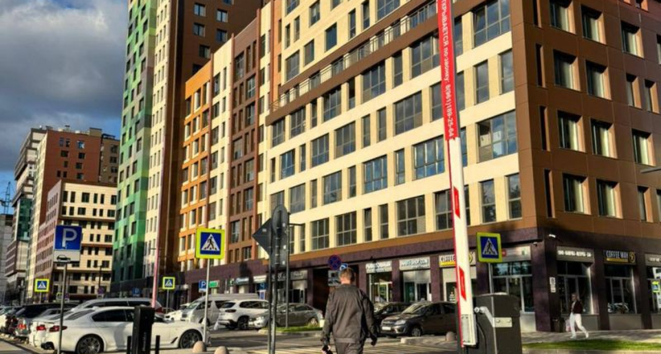 Жители ЖК "Бунин" месяцами мучаются с постоянно ломающимся шлагбаумом от УК "Пять звезд"