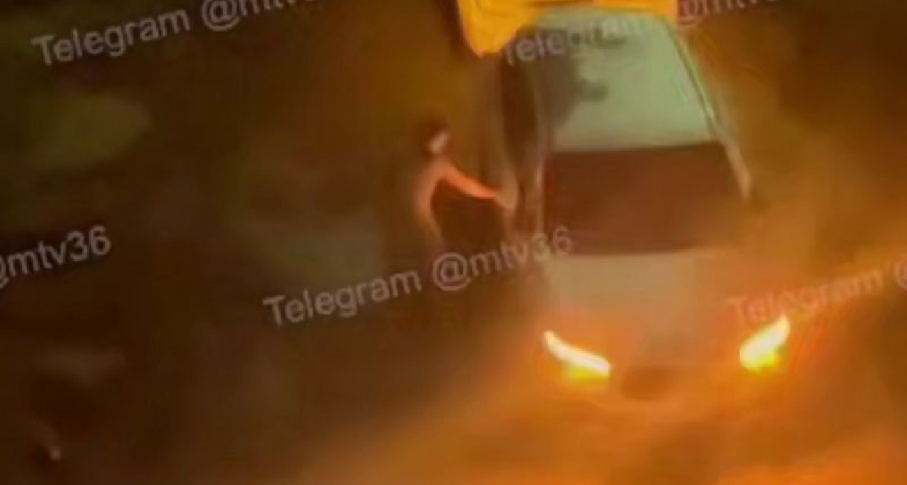 Пьяный дебошир разгромил машины во дворе на Лизюкова: видео взорвало соцсети Воронежа