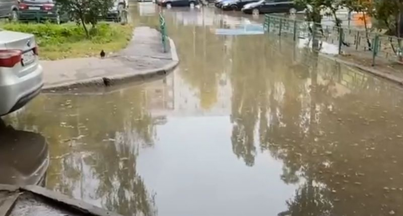 Фекальное море затопило двор на Лизюкова: машины ушли под воду, жители заперты в подъездах