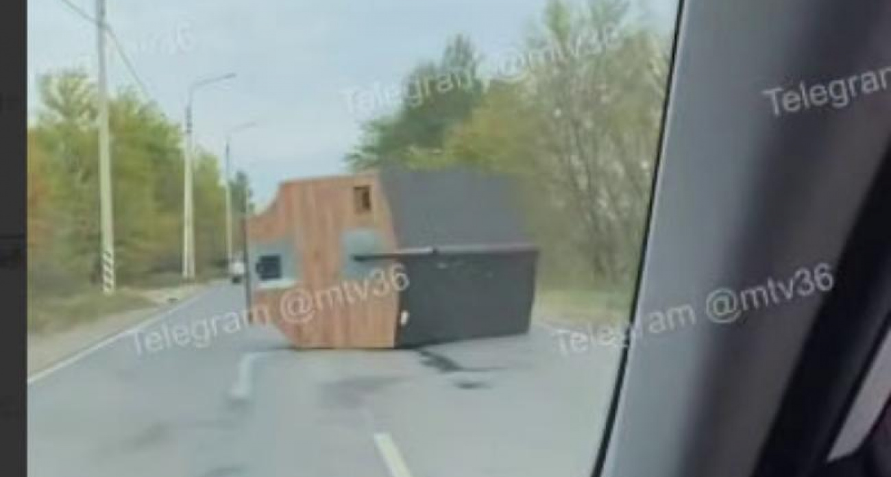 80-летний водитель устроил массовую аварию: баня опрокинулась на дорогу в Воронеже