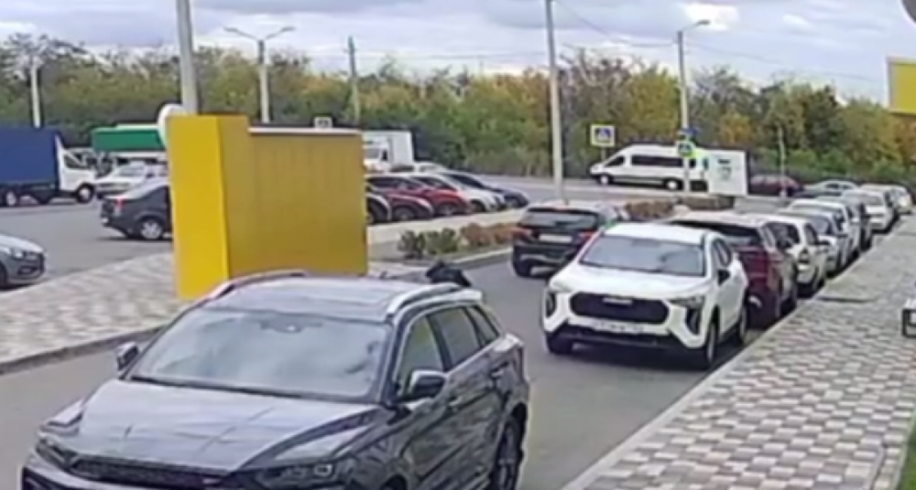 Мальчик выбежал на дорогу в ЖК "Озерки" и столкнулся с автомобилем – видео