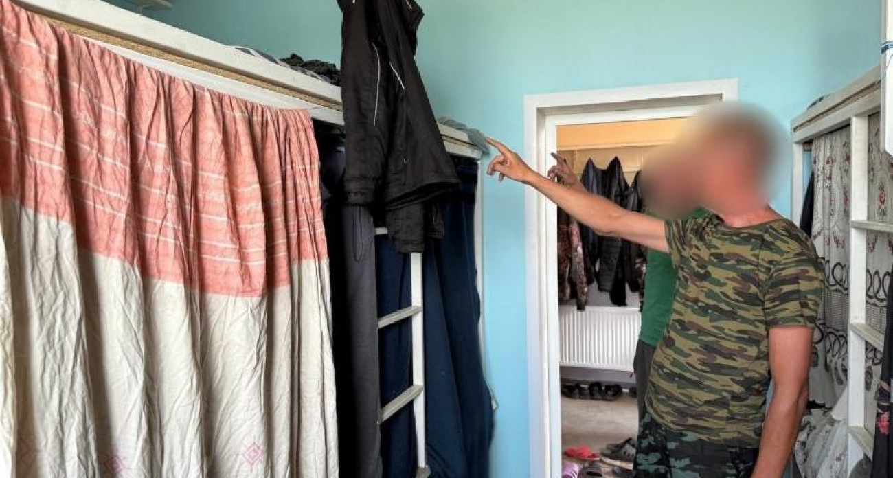 Полицейские показали фото бараков, где 8 месяцев жили 11 белорусов без документов у воронежского фермера