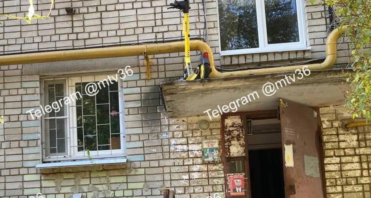 Пранкеры забросили электросамокат на козырек дома в Воронеже, повторив "подвиг" местной собаки