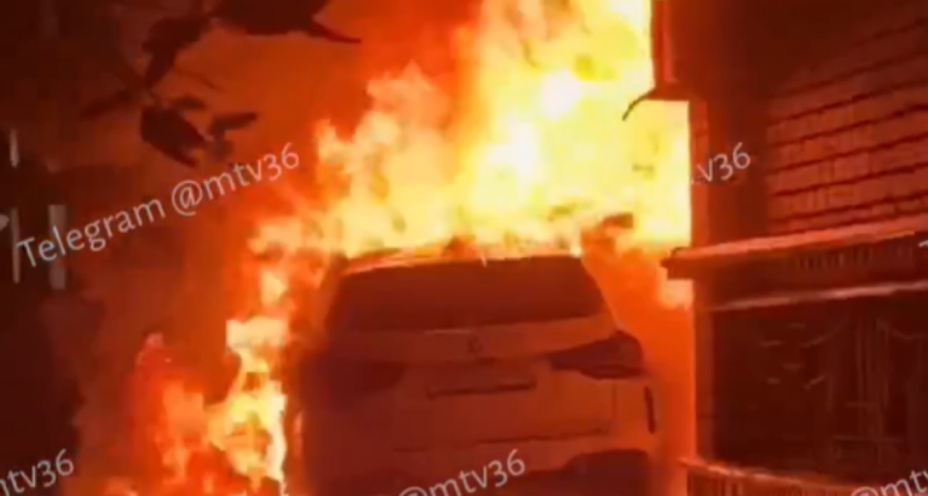 BMW X3 полностью сгорел ночью в центре Воронежа: огонь повредил соседний автомобиль