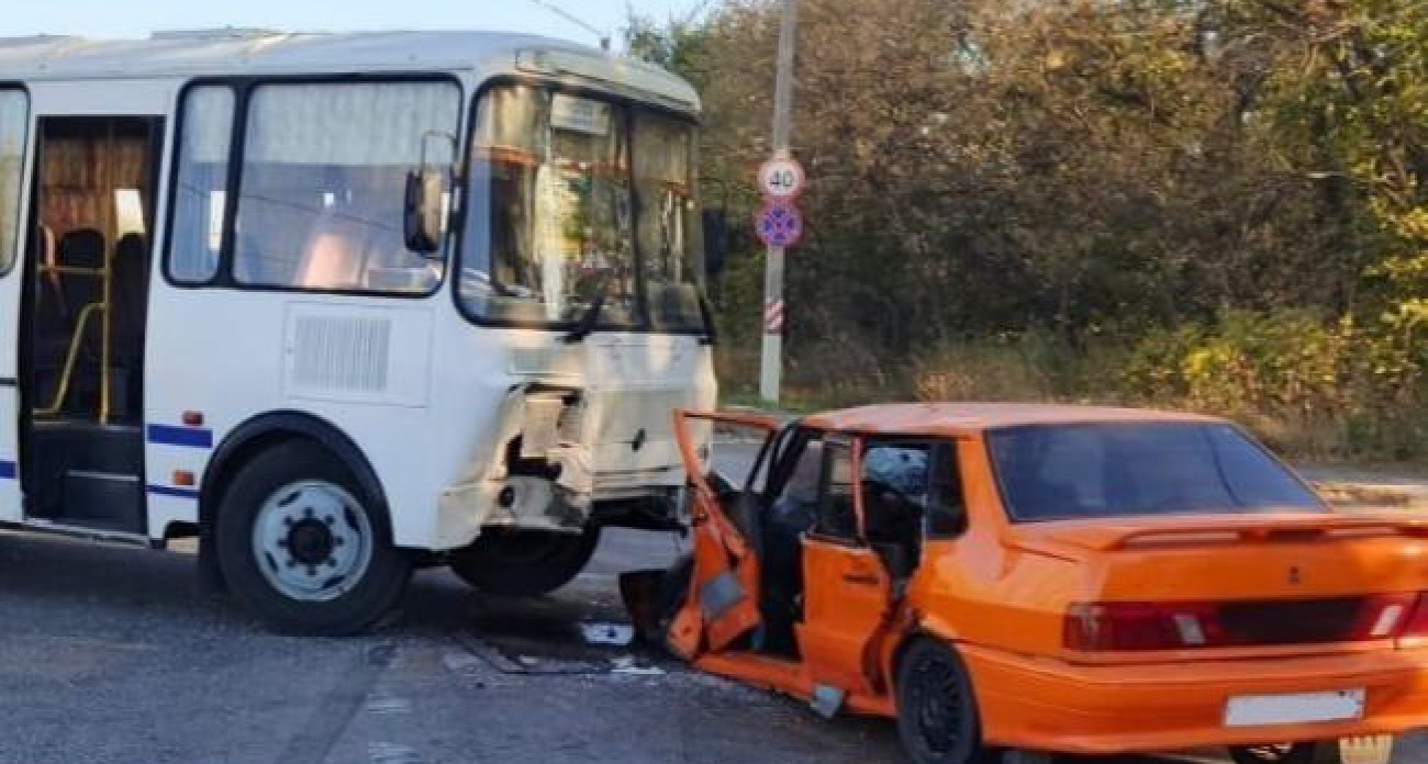 ПАЗ смял ВАЗ-21150 на трассе М-4 под Воронежем: 45-летний водитель госпитализирован