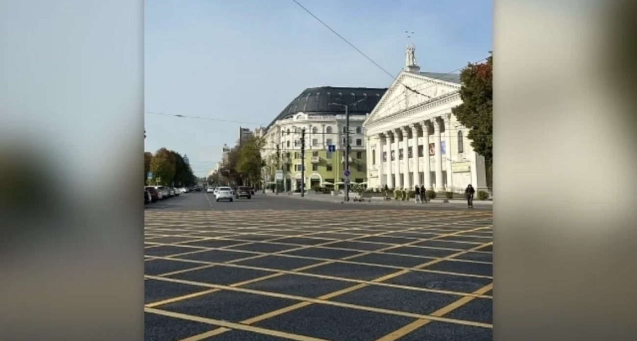 В Воронеже у театра оперы появилась "вафельная" разметка со штрафом в тысячу рублей