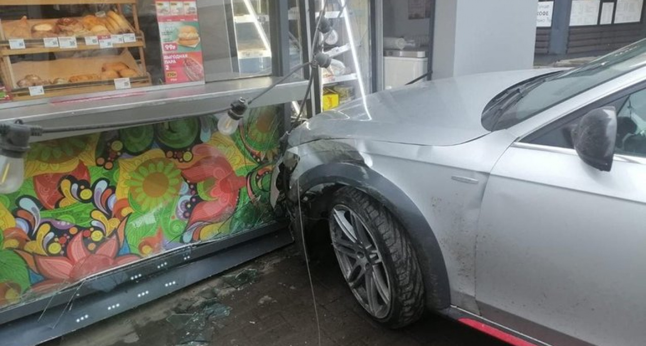 28-летний водитель "Ауди" на скорости снес торговый павильон на Бульваре Победы
