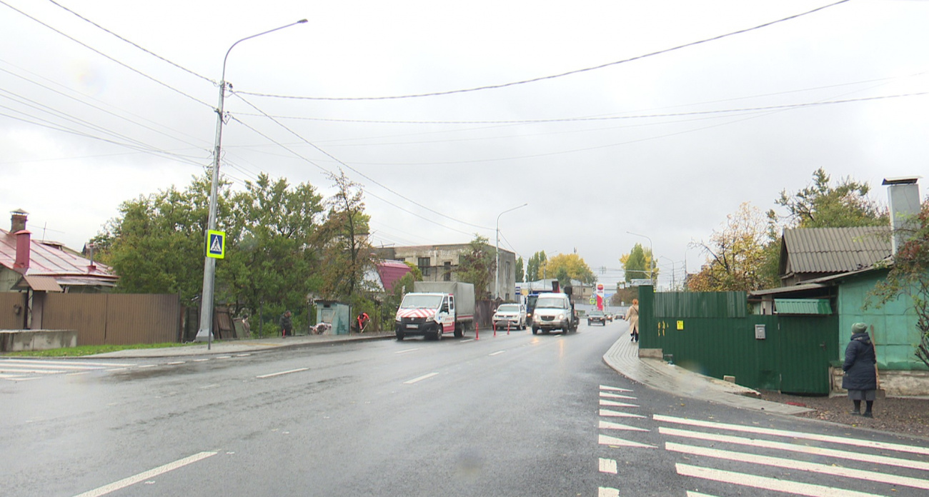 На улице Свободы в Воронеже снесли забор жительницы ради тротуаров, которые забыли построить вместе с дорогой